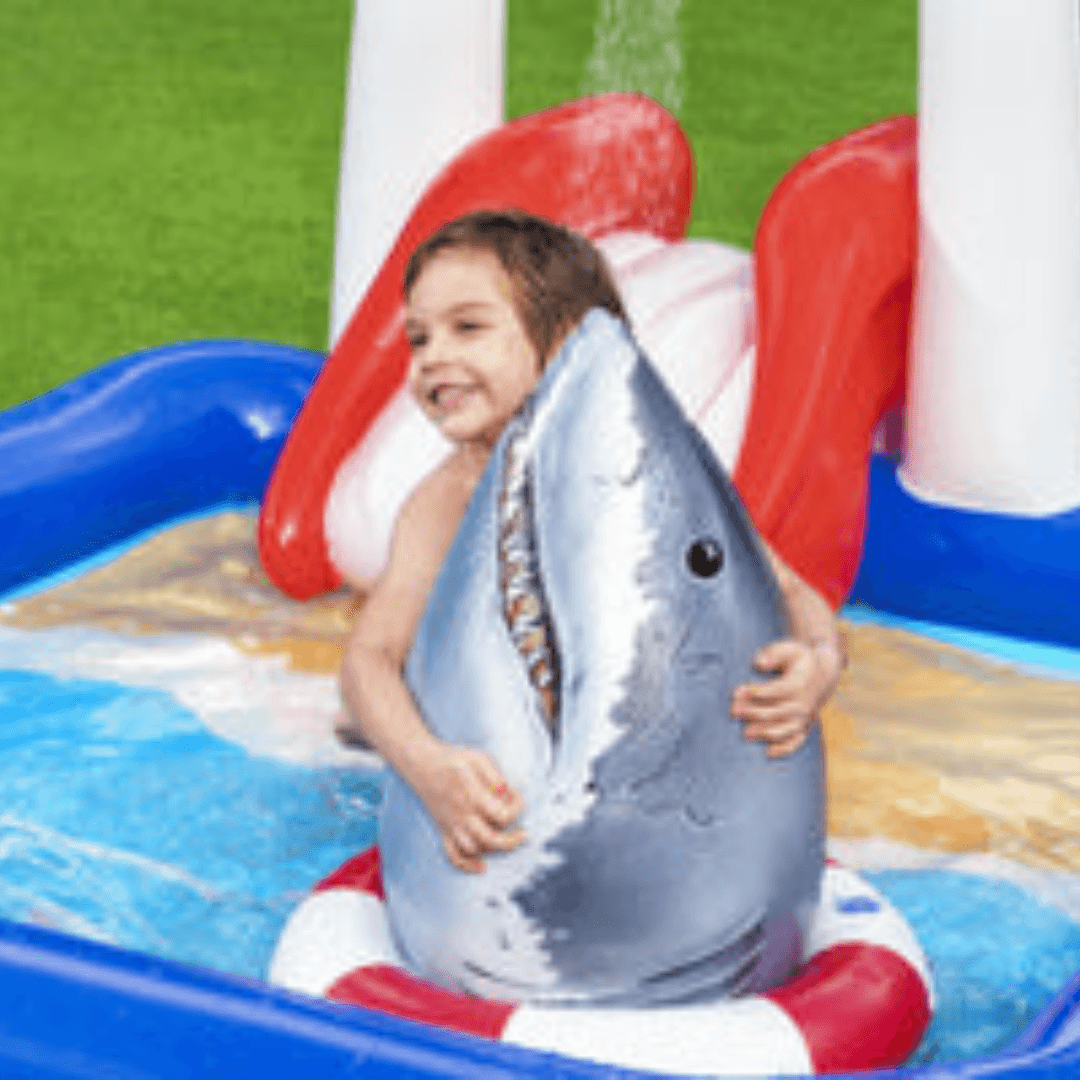 Piscine gonflable avec tour de surveillance pour enfants | Toboggan aquatique amovible et arroseur | Coussin de réception et sac de frappe flottant en forme de requin | 2,3 m x 2 m x 1,3 m